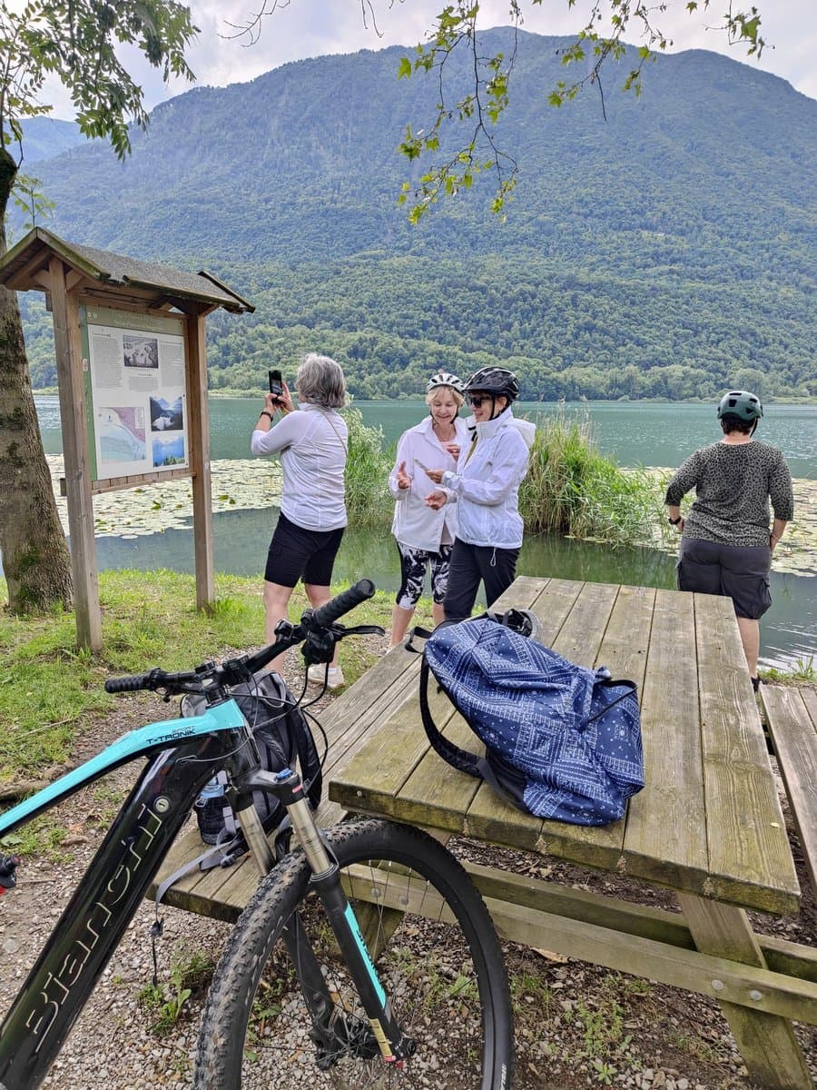 Pedalata a Porlezza 2 Cyclists by the water near Porlezza