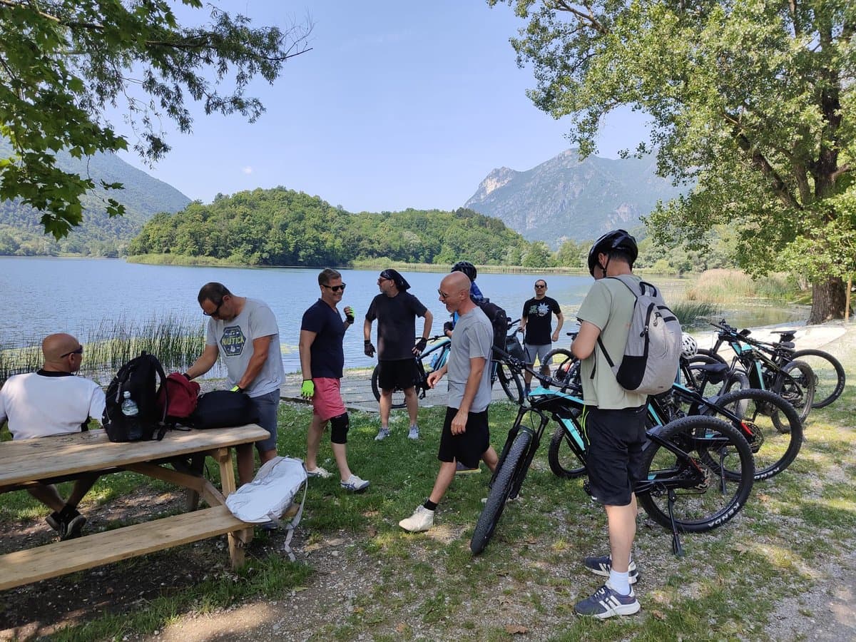 Pedalata a Porlezza 1 Cyclists by the water near Porlezza
