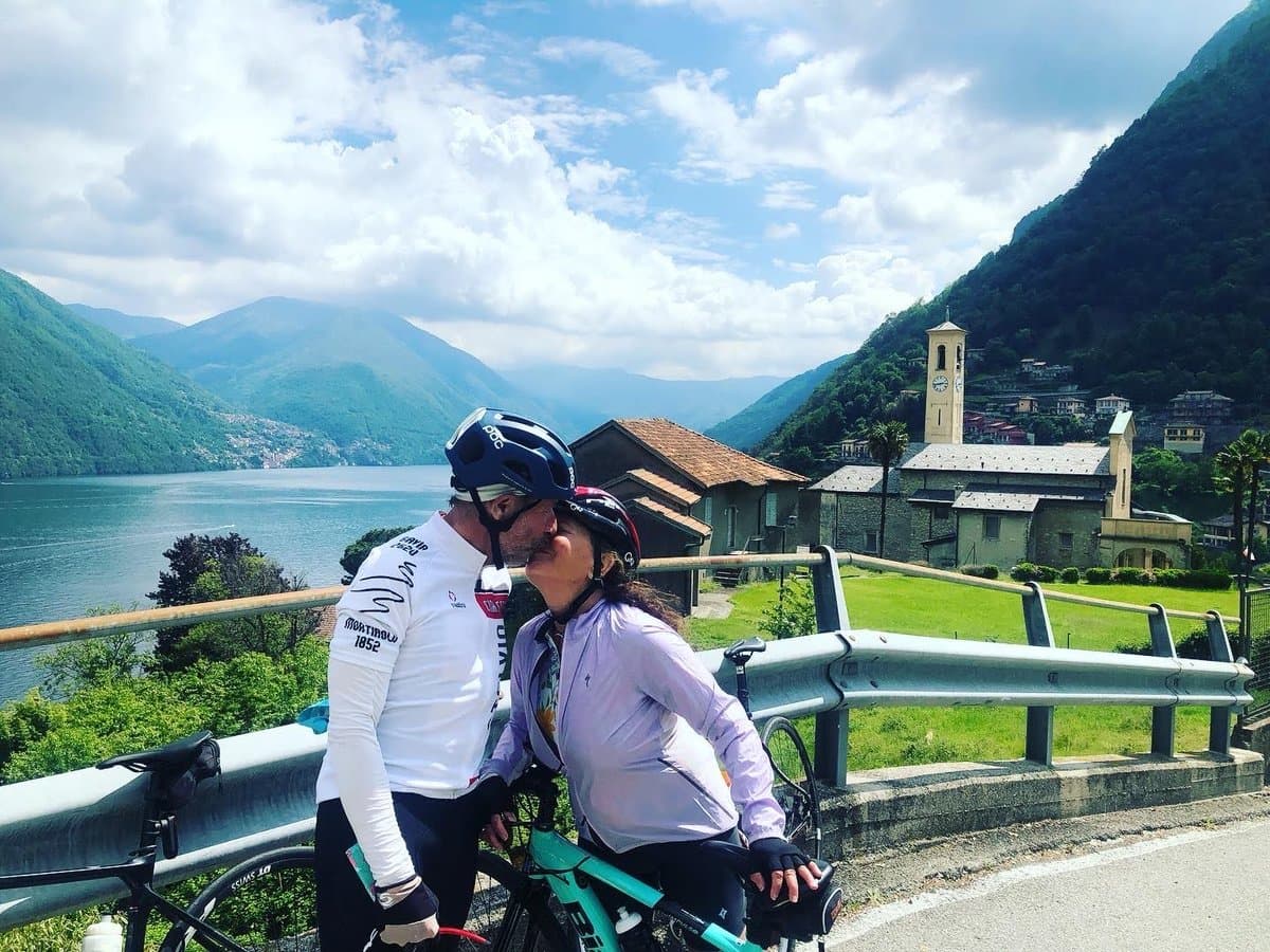 Couples kissing on bike ride in lake como Couples kissing on bike ride in lake como