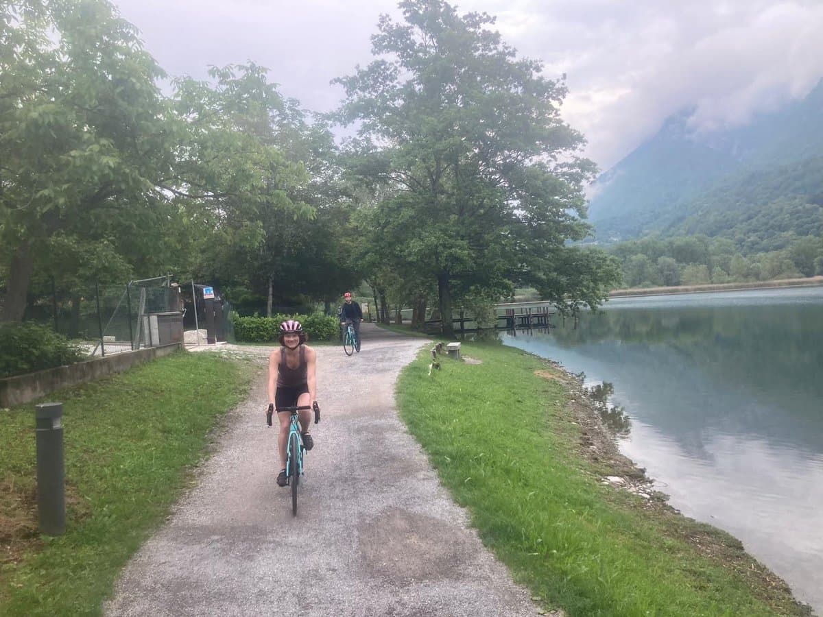 Pedalata a Porlezza 8 Cyclists by the water near Porlezza