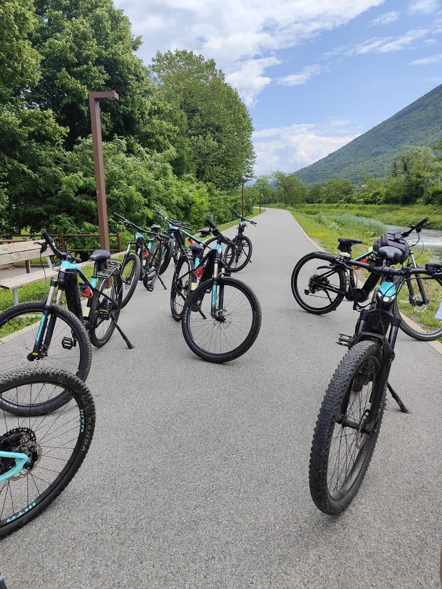 Pedalata a Porlezza 4 Cyclists by the water near Porlezza